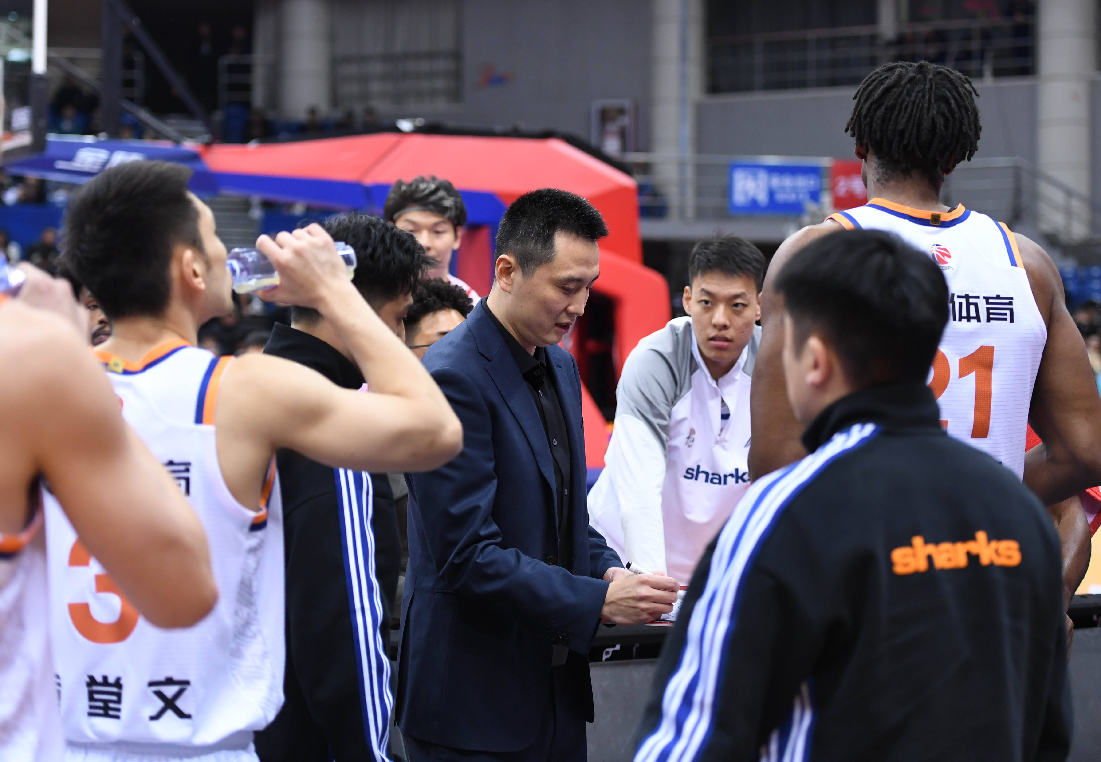 APP下载-重磅！山东男篮围绕NBA总决赛绝杀压哨风云突变费耶诺德今晨更衣室发声，集结日上海申花调整名单以备足总杯的简单介绍